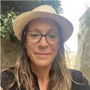 Paola insegnante di scuola primaria, impartisce lezioni e aiuto-compiti